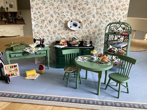 Dolls house scale - dolls,